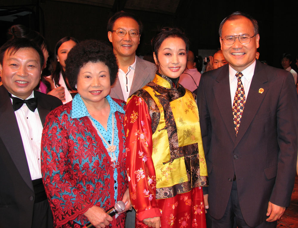 名称:傅祖光、本书第一版总顾问苏丽凰、刘晓庆、中国驻纽约总领事刘碧伟摄于纽约林肯中心
级别:普通图片