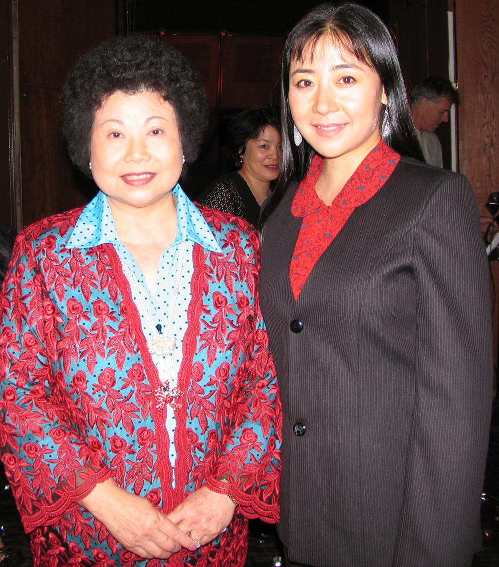 名称:李依凌与我圆我梦流水第一版总顾问苏丽凰
级别:普通图片